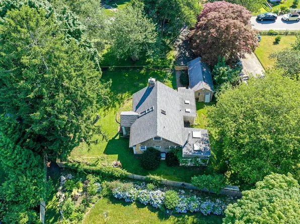 1 Clarence St, Dartmouth, MA 02748