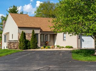 8828 Castle Hill Dr NE, Rockford, MI 49341