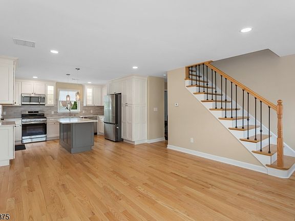 2nd image of 2535 Standish Ave