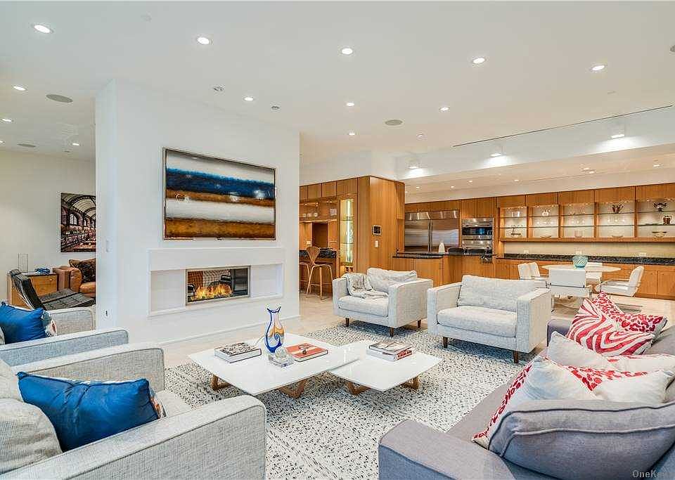1st image of 2000 Royal Ct #2005