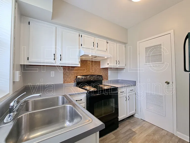 1835 La Salle Pl — Photo 4