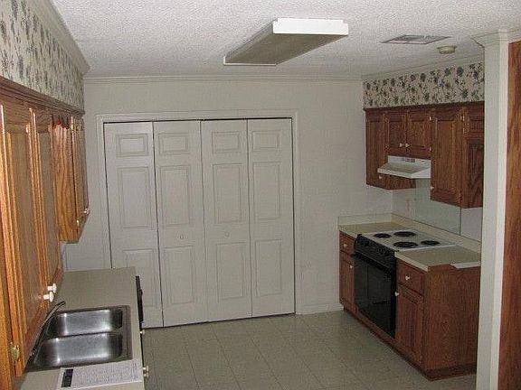 3rd image of 124 Mall Cir APT A