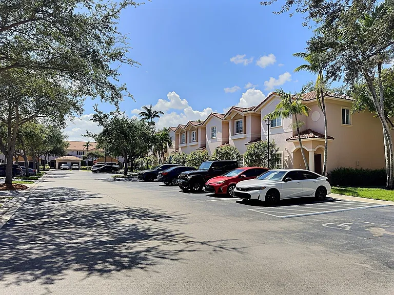 8833 S Isles Cir #8833 — Photo 4