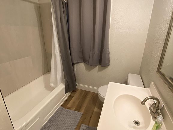 Bathroom between rooms 3&4