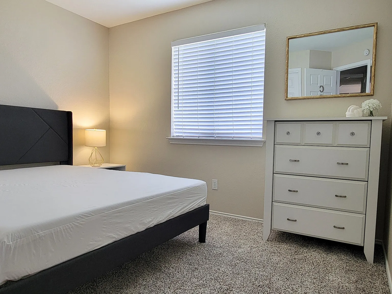 1 bed, 1959 sqft, $650 — Photo 2