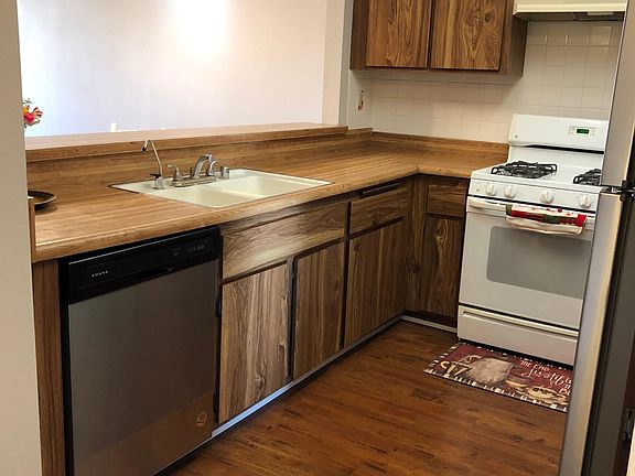 4th image of 12020 226th St Unit E