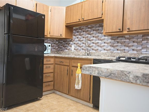 5th image of 1309 Capri Dr APT A