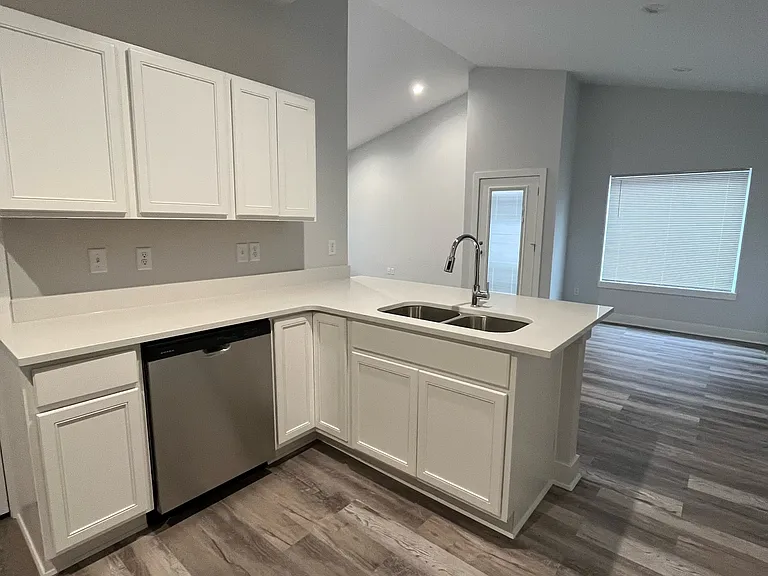 5633 N Meridian Ave — Photo 10