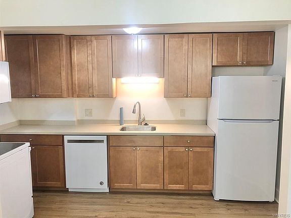 5th image of 295 Summer St