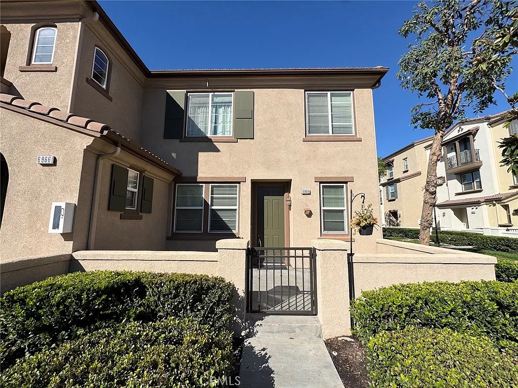 3 bed, 2.5 bath, 1559 sqft, $2,900 — Photo 2