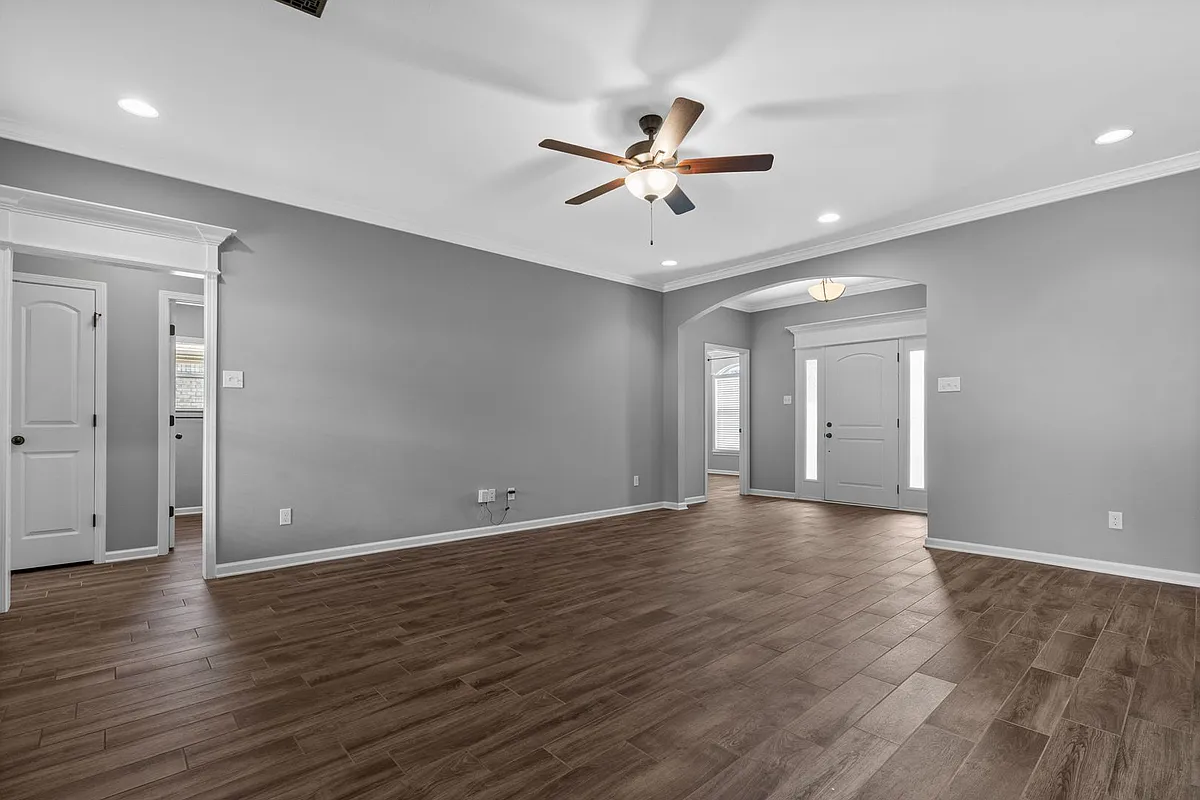 Building Photo - 9640 Meadow Creek Dr