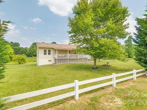 143 Banner Farm Rd, Mills River, NC 28759