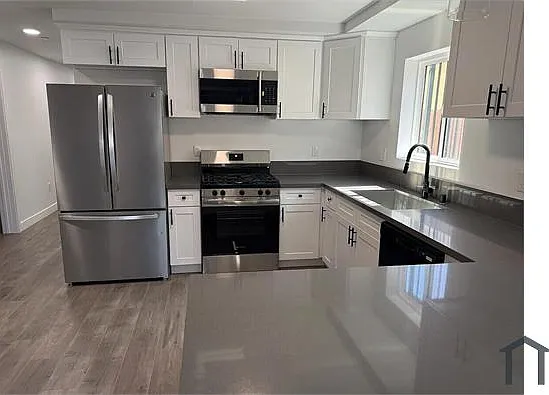 4 bed, 2500 sqft, $4,945 — Photo 3
