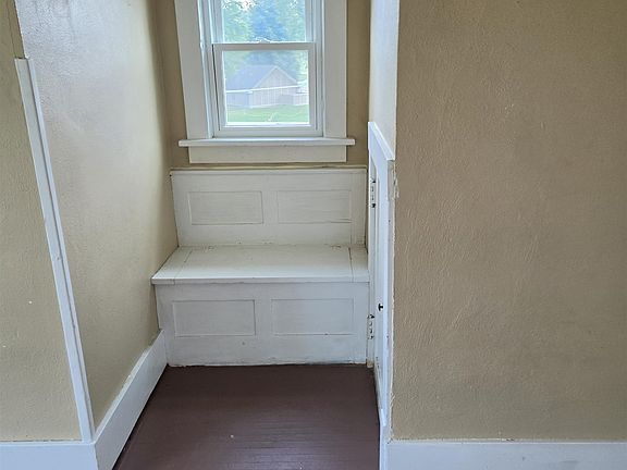 4th image of 856 W American St