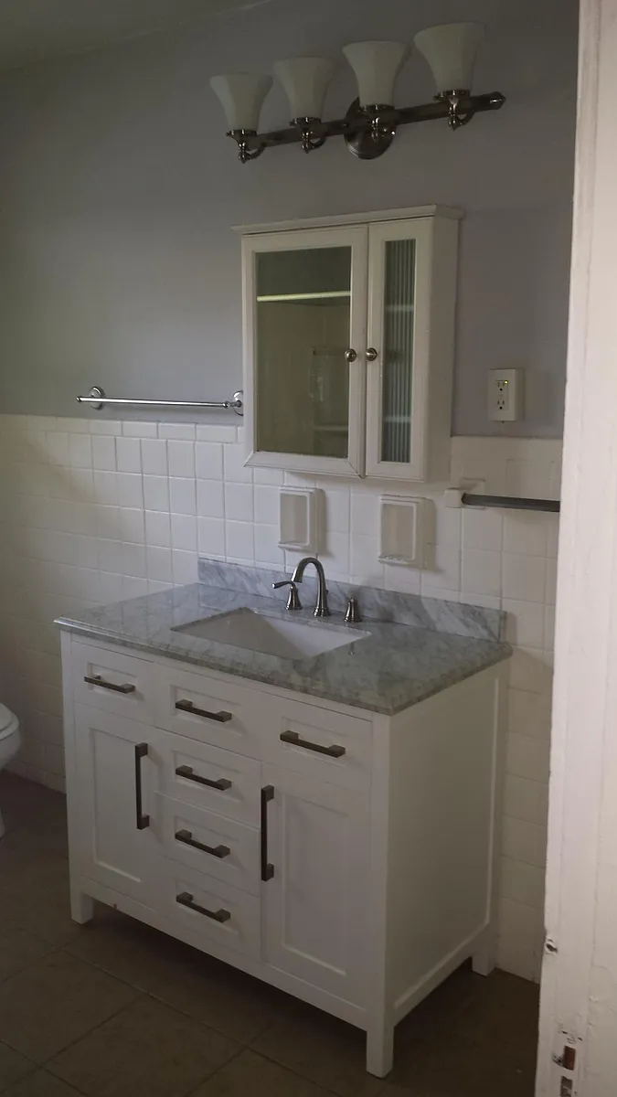 Full bath upstairs - 3921 N Park Ave