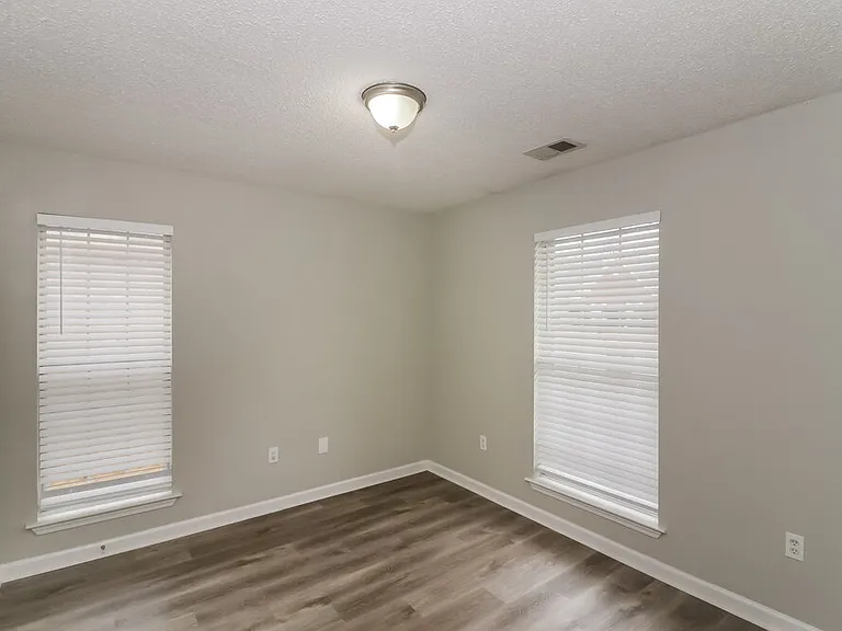1910 Crescent Ln — Photo 13