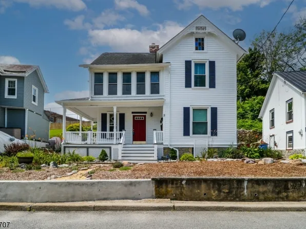 8 Cedar St, Newton Town, NJ 07860