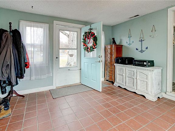 5th image of 107 Sprucetree Dr