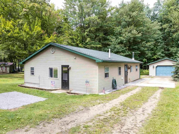 5922 Woodland Dr, Farwell, MI 48622