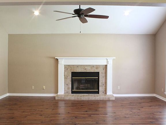 3rd image of 709 Brookhollow Dr