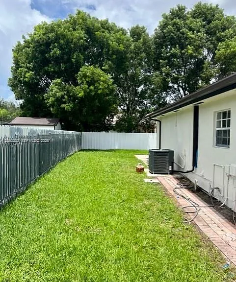 9845 NW 25th Ter — Photo 32
