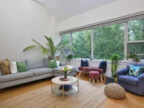 290 Pleasant St APT 216, Watertown, MA 02472