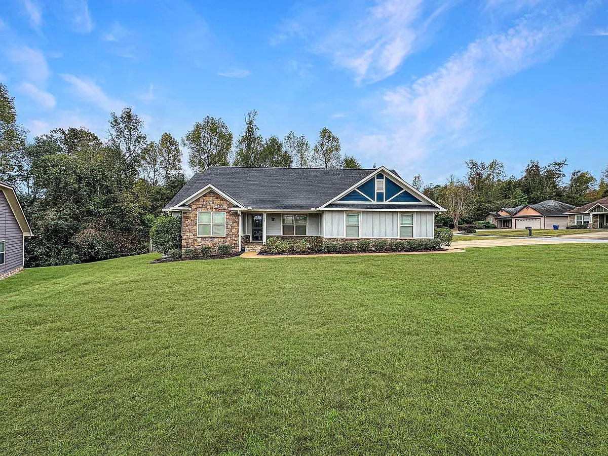 Front Elevation and yard - 623 Lee Road 450