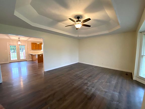 4th image of 627 Flower Dr