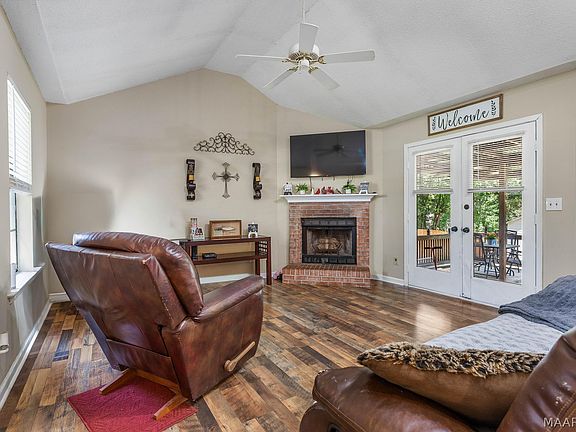 4th image of 380 Honeysuckle Dr