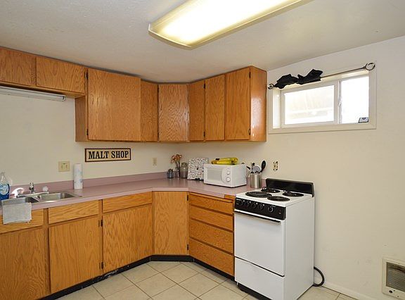 3rd image of 440 W 18th St