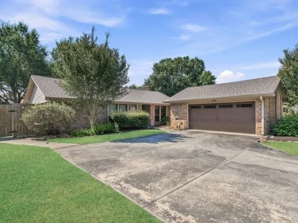 2825 Windsor Ln, Port Neches, TX 77651
