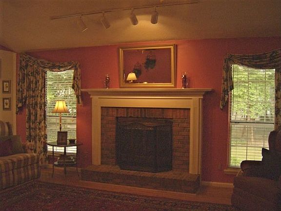 Great Rm w/Hardwoods,Vaulted Ceiling & Fireplace