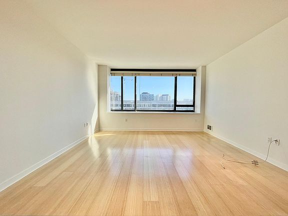 3rd image of 250 King St Unit 876