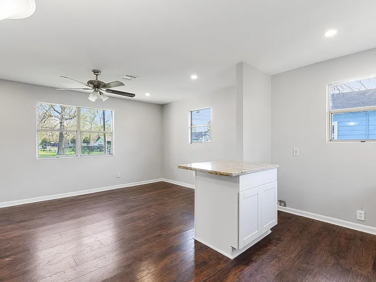 986 Dewalt St — Photo 14