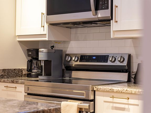 3rd image of 11 Valleywood Ln