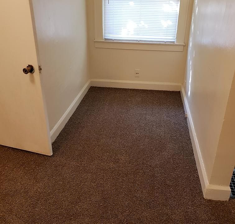 2nd image of 903 W 11th St