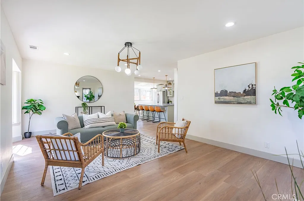 3 bed, 1230 sqft, $4,500 — Photo 3
