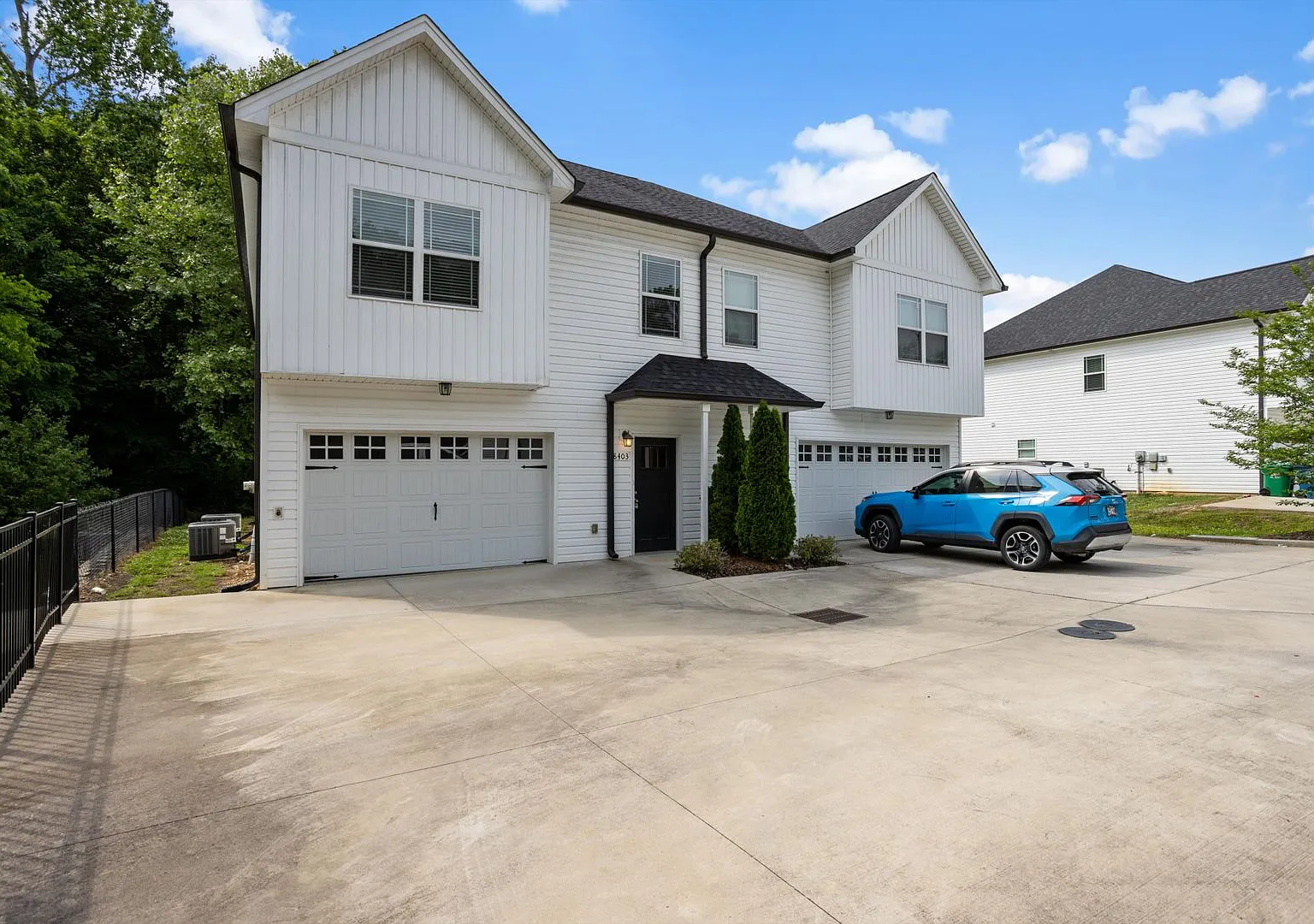 4 BR | 2.5 BA | Townhome Close to Volkswagen, Amazon & Fed Ex — Photo 1