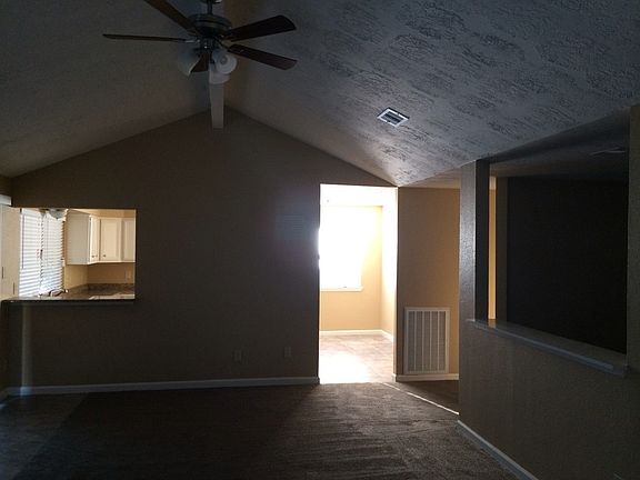 383672 Familyroom 1_09062014