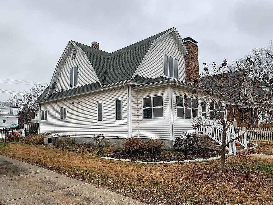 2 blocks from schools