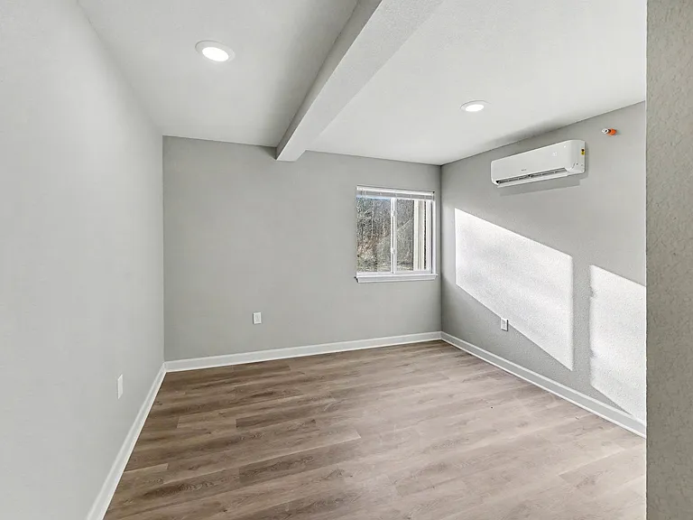 Mayfair Apartments — Photo 22