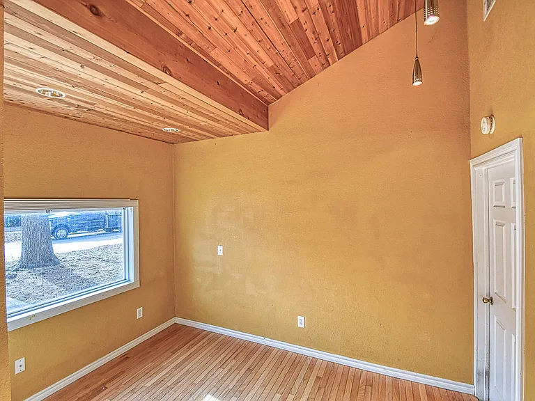 1117 Grover Ln — Photo 9