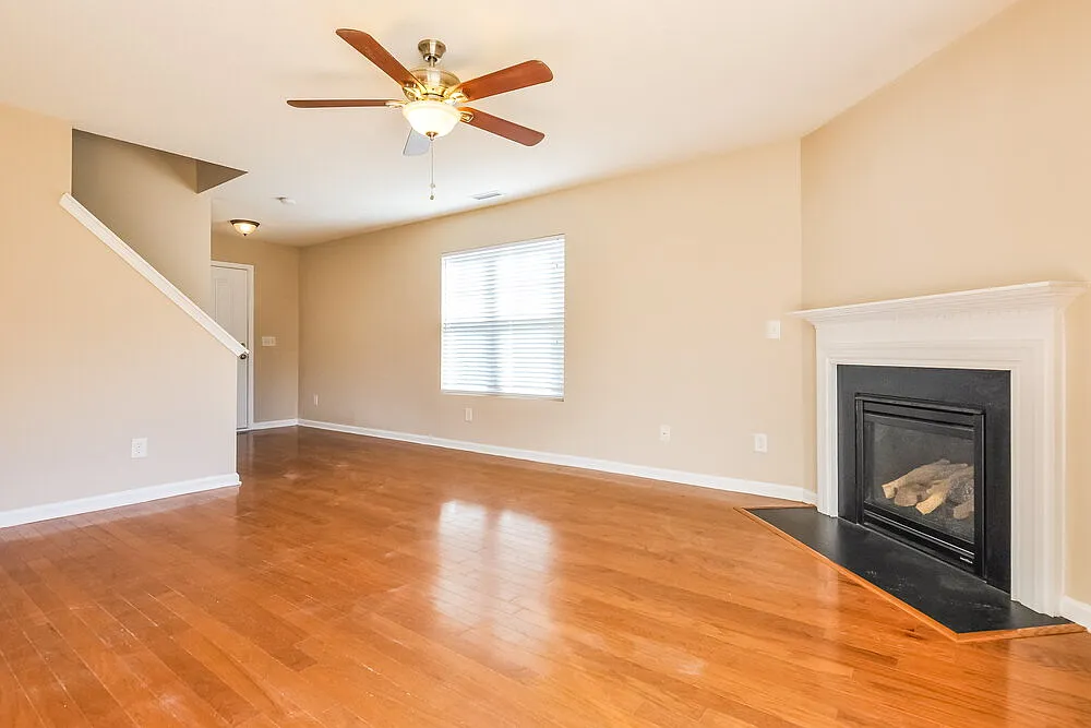 3 bed, 2.5 bath, 1662 sqft, $2,070 — Photo 2