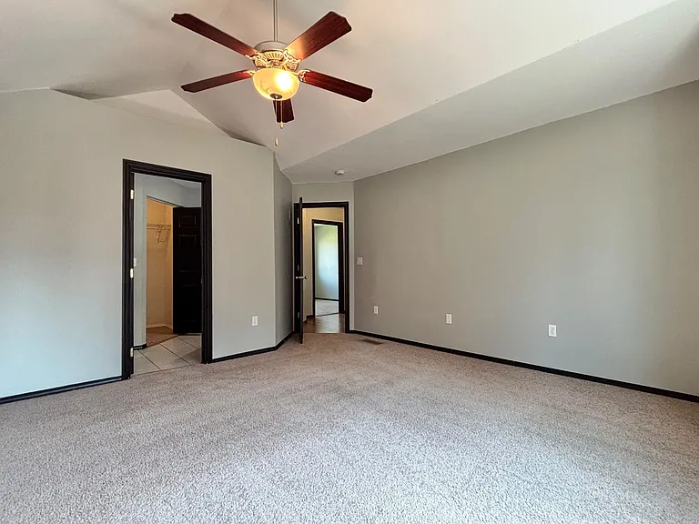 905 E Spence St — Photo 14