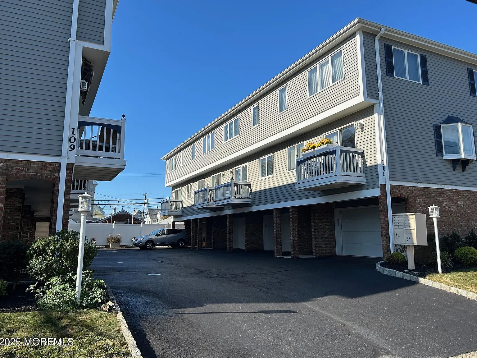 2 bed, 2.5 bath, 1100 sqft, $2,350 — Photo 1
