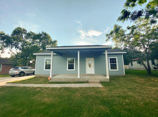 153 Ivy Ave, Luling, TX 78648