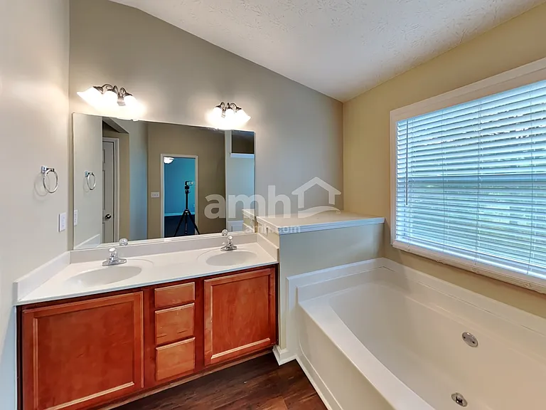 616 Laurel Bnd — Photo 12