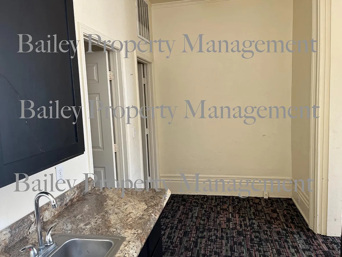 Unit Photo - 327 E Oak St #1A