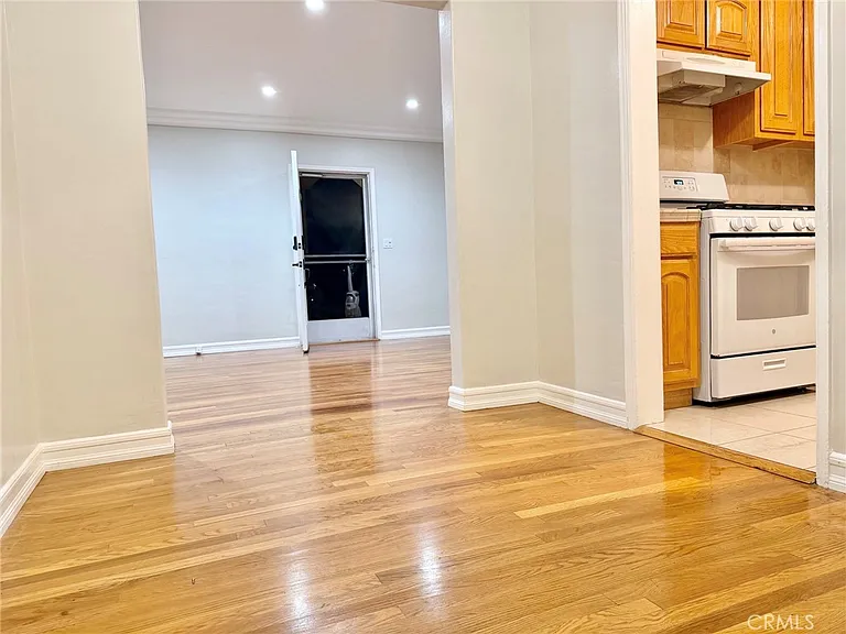 1744 Huntington Dr — Photo 17