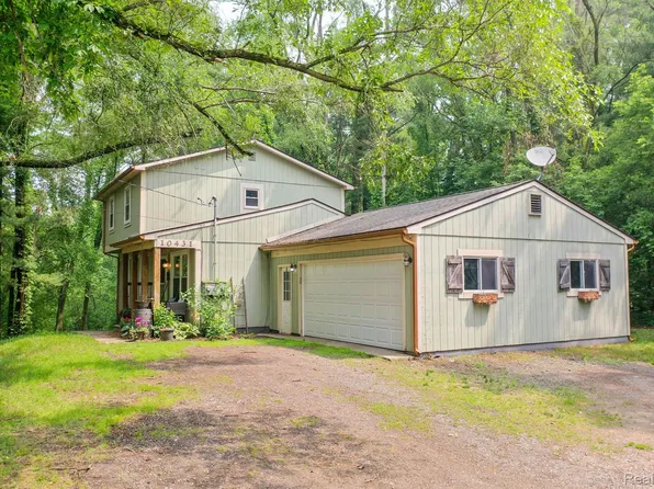 10431 Maple Rd, Hartland, MI 48353
